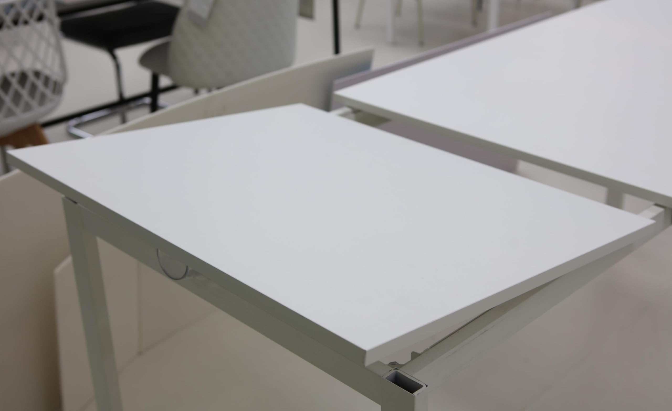 AVANTI TRENDSTORE - Adro - Tavolo da Pranzo Allungabile Moderno, Struttura in Metallo e Piano in Legno Laminato Bianco, Estensibile fino a 180 cm, 120-180 x 74 x 75 cm