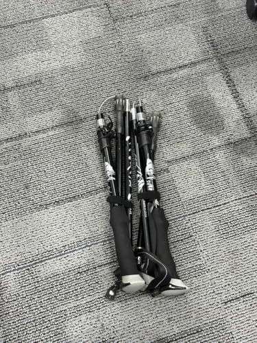 VINATO Bastones de Senderismo Plegables, 2 Unidades, Bastones de Trekking Ajustables 110-130cm con Aleación de Aluminio, Incluye Funda y Accesorios para Nordic Walking, Negro