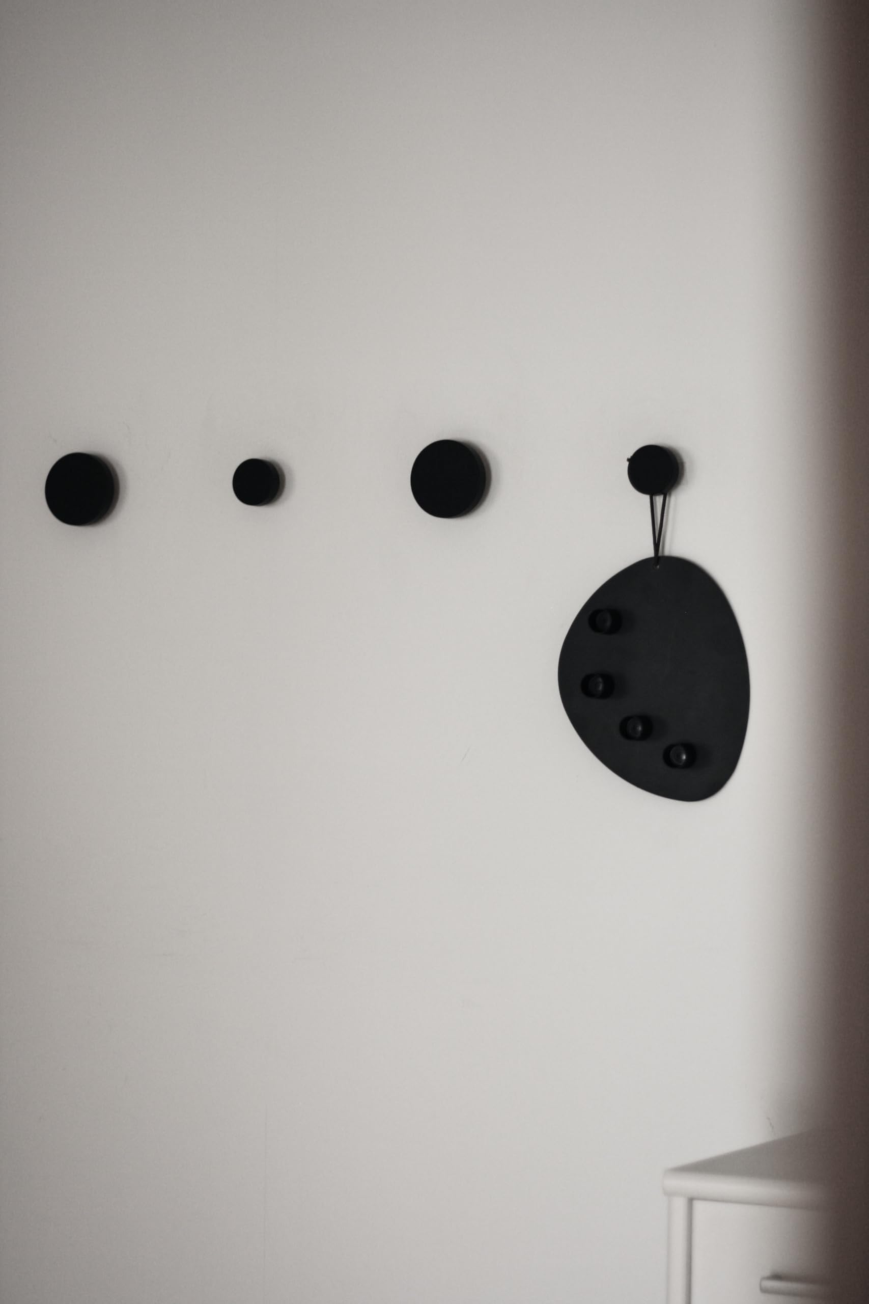 Orano Appendiabiti da Parete Rotondo Muro Attaccapanni a Parete Legno per Giacche Cappotti Borse Asciugamani Sciarpe Ingresso Set di 4 (nero)