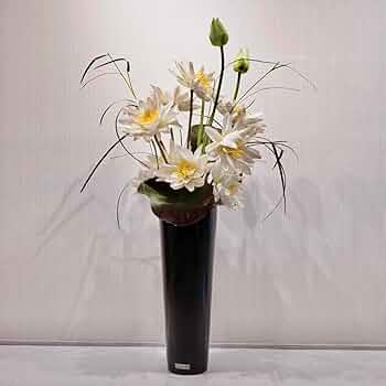 エミリオロバ直筆のサイン入り。貝殻装飾のモダンフラワーベース