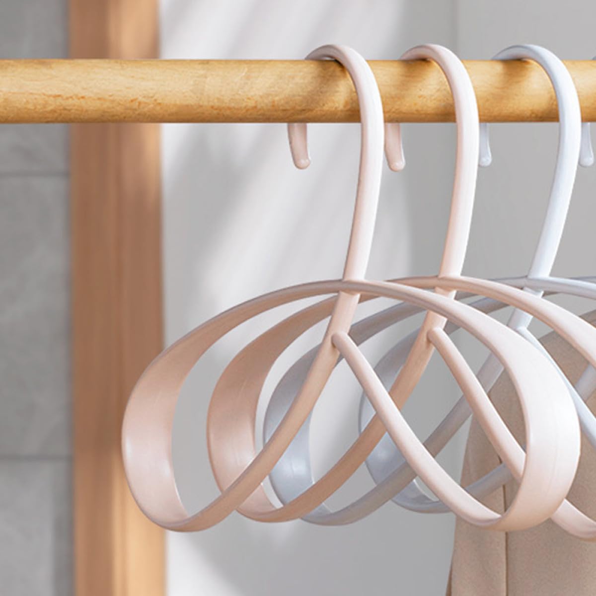 Set 5 Grucce Multiuso in Plastica Antiscivolo per Asciugatura Abiti, Resistenti e Non Deformabili, Design Elegante e Moderno per Casa e Hotel