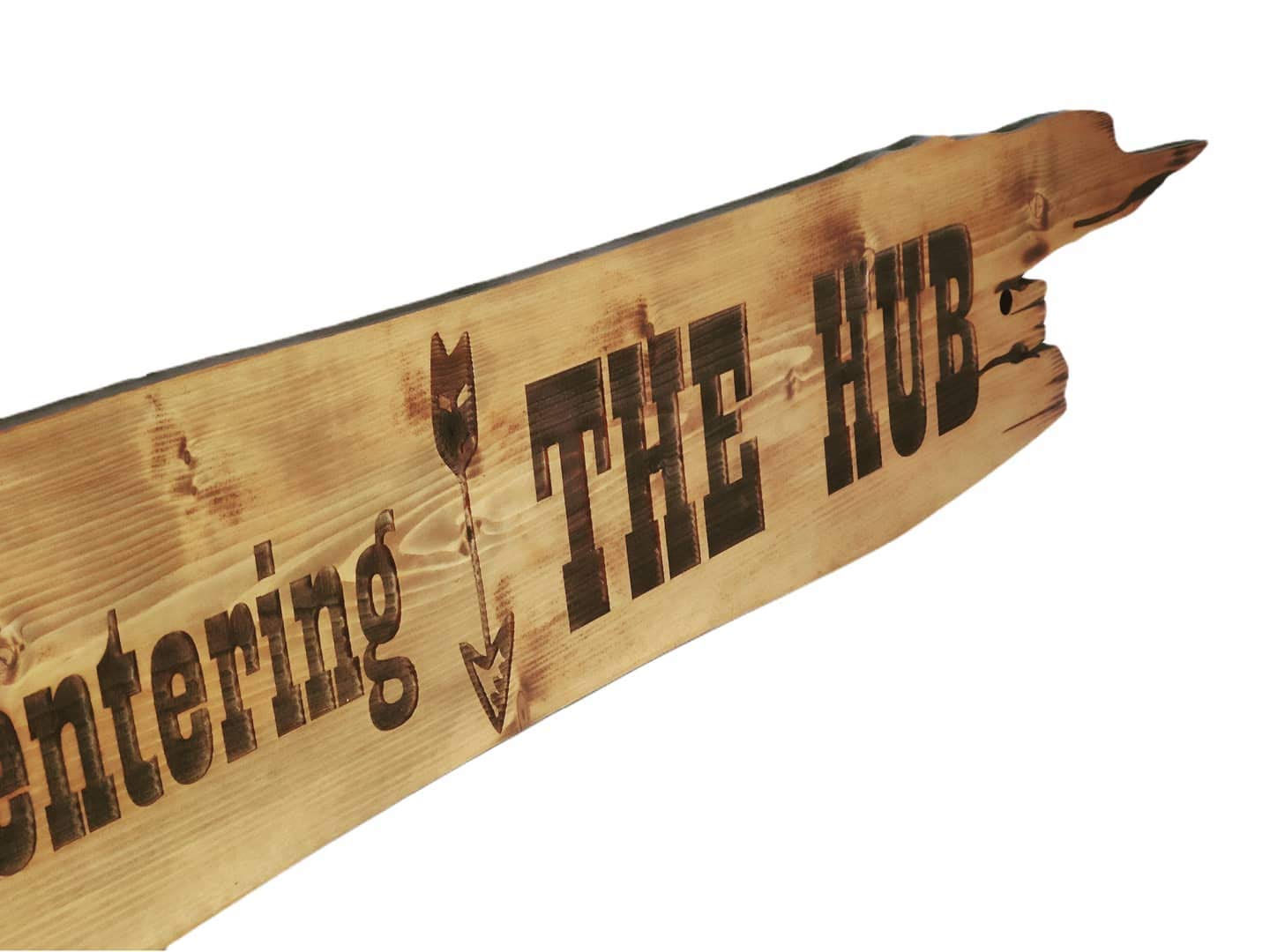 Großes, handgefertigtes Schild mit Gravur „Welcome to the HUB Man Cave“ aus Massivholz