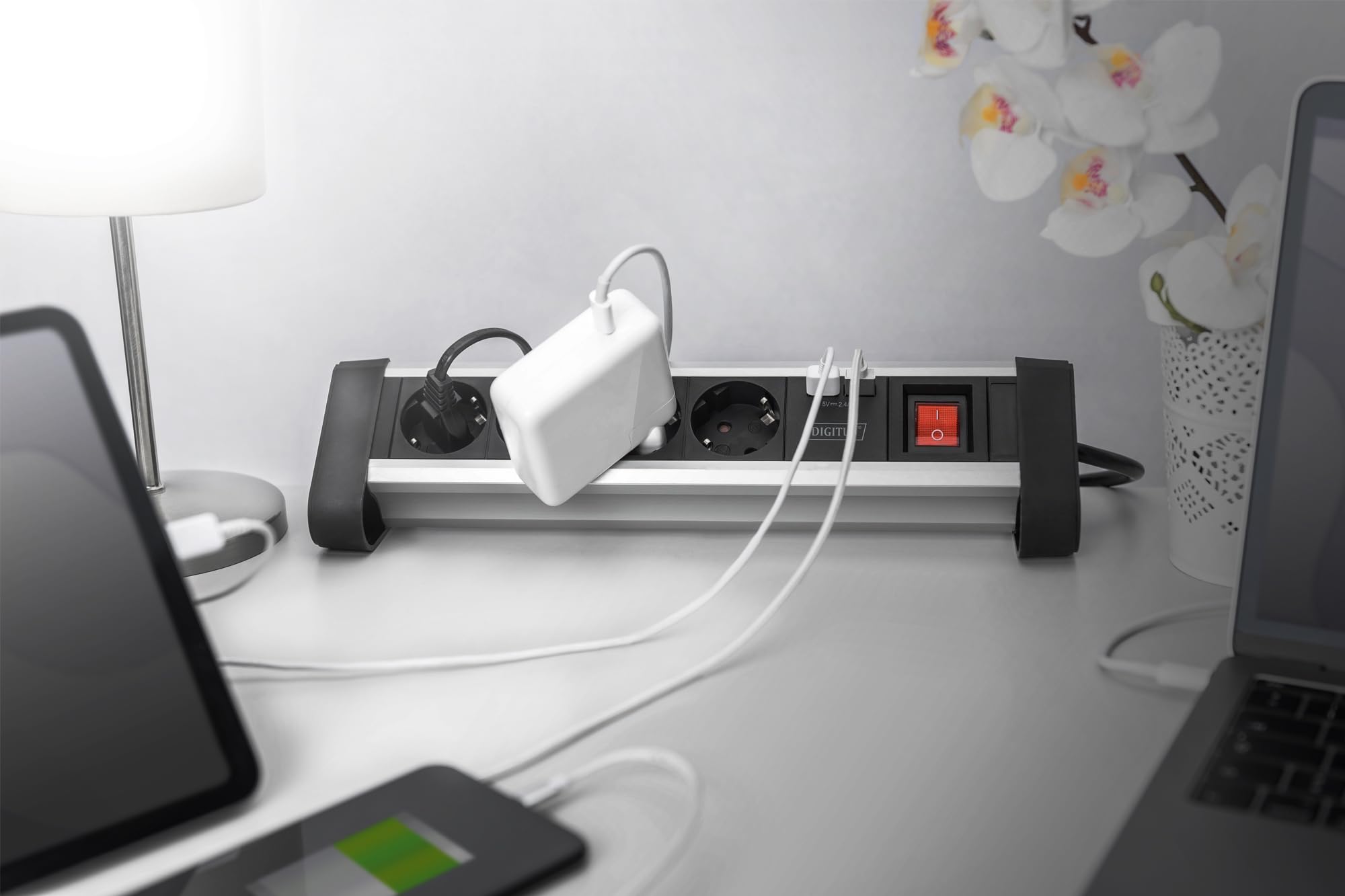 DIGITUS DA-70614 – Steckdosenleiste mit USB – 3 Stück – 2X USB Port (USB-A) – 4X Schutzkontakt Steckdose – Mit Schalter – USB Ladegerät – Für Schreibtisch & Wandmontage | 4x Schutzkontakt-Steckdose – Mit Schalter – Für Schreibtisch und Wandmontage
