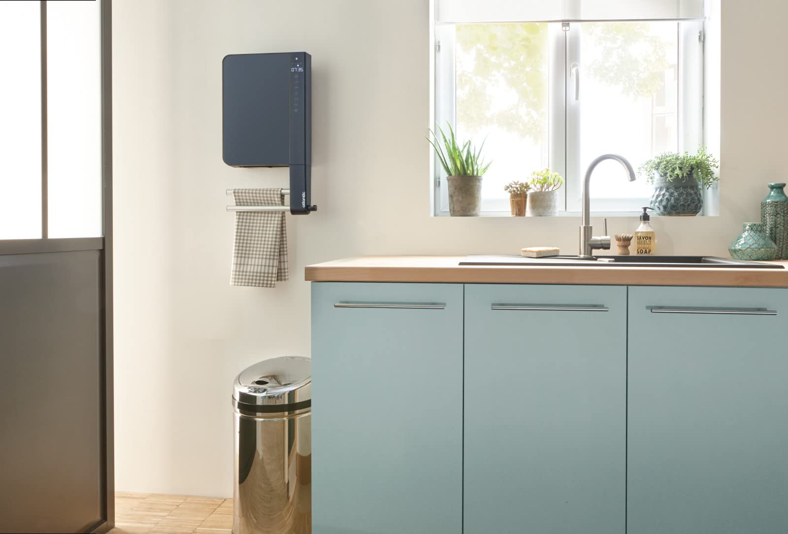 Atlantic, Sèche-serviettes soufflant noir 2 barres 1800W (800W+1000W) TELIA, un format mini pour un maximum de fonctionnalités, Boitier de commande à hauteur et touches tactiles