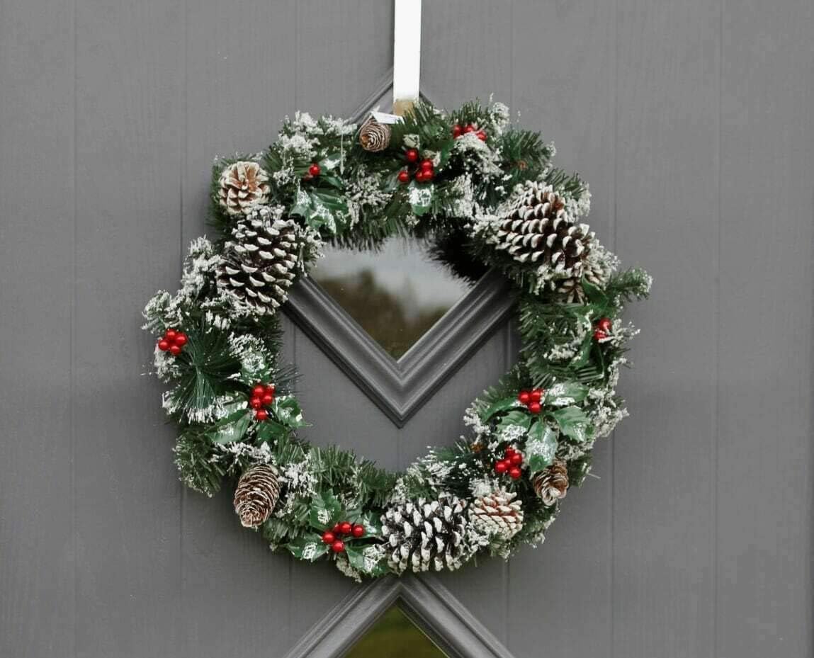 HomeZone Christmas Wreath 50cm Snowy Front Door Garland - Artificial Winter Wreath with Red Berries & Pinecones - Rustic Christmas Decorations Wreath for Indoor or Outdoor Door Decoration