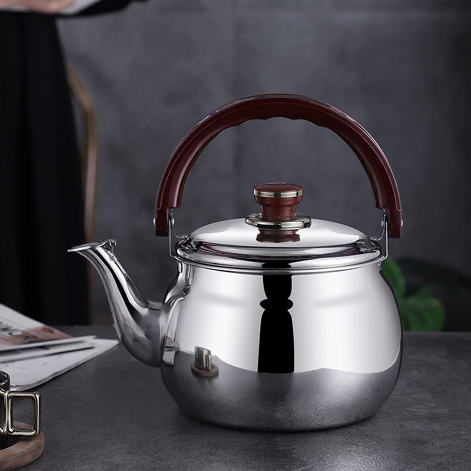 Teekessel aus lebensmittelechtem Edelstahl 304 für den Herd, pfeifende Teekanne mit kühl bleibendem, ergonomischem Griff, geeignet für alle Wärmequellen (1,8 l)