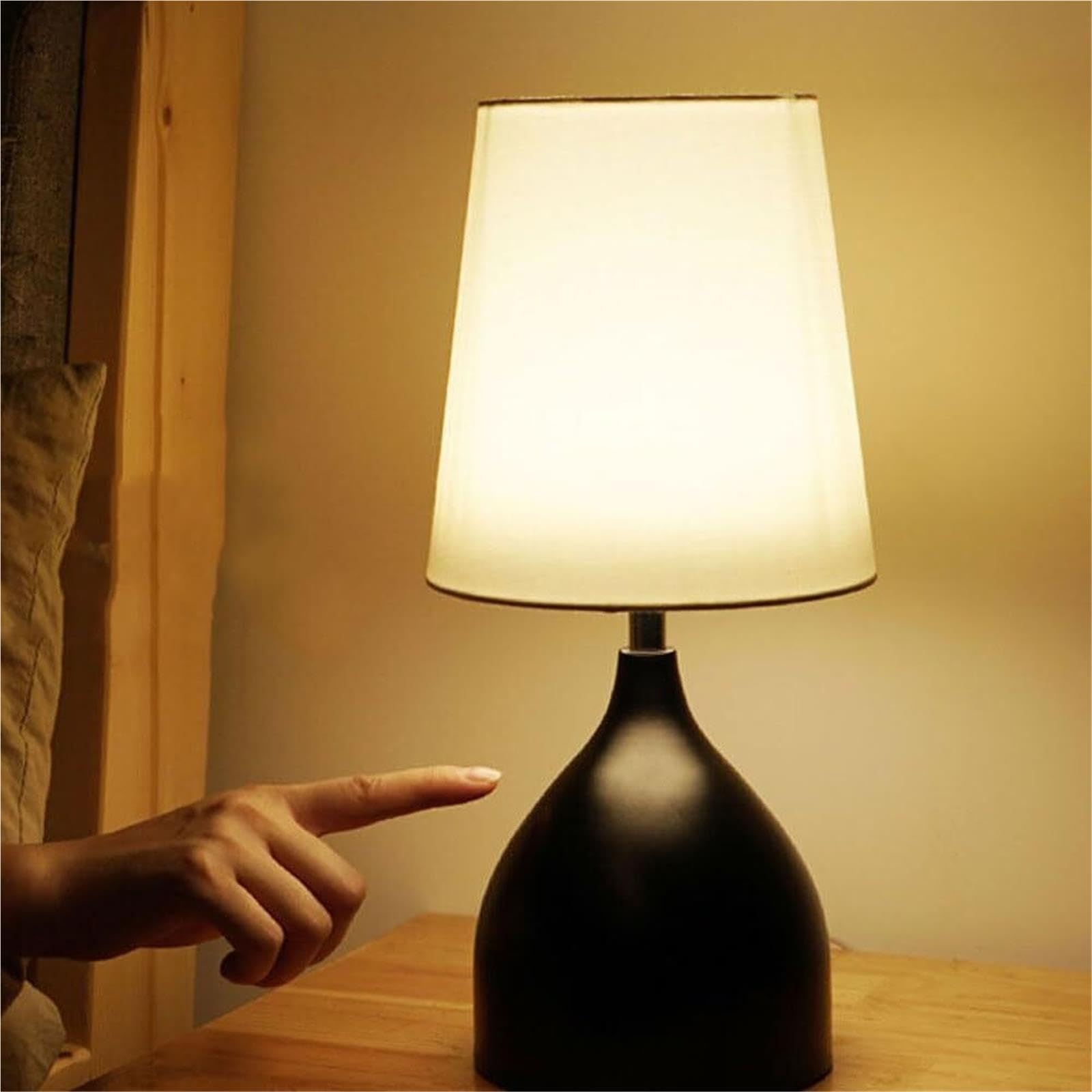 Ciepła i romantyczna lampa biurkowa nowoczesne minimalistyczne