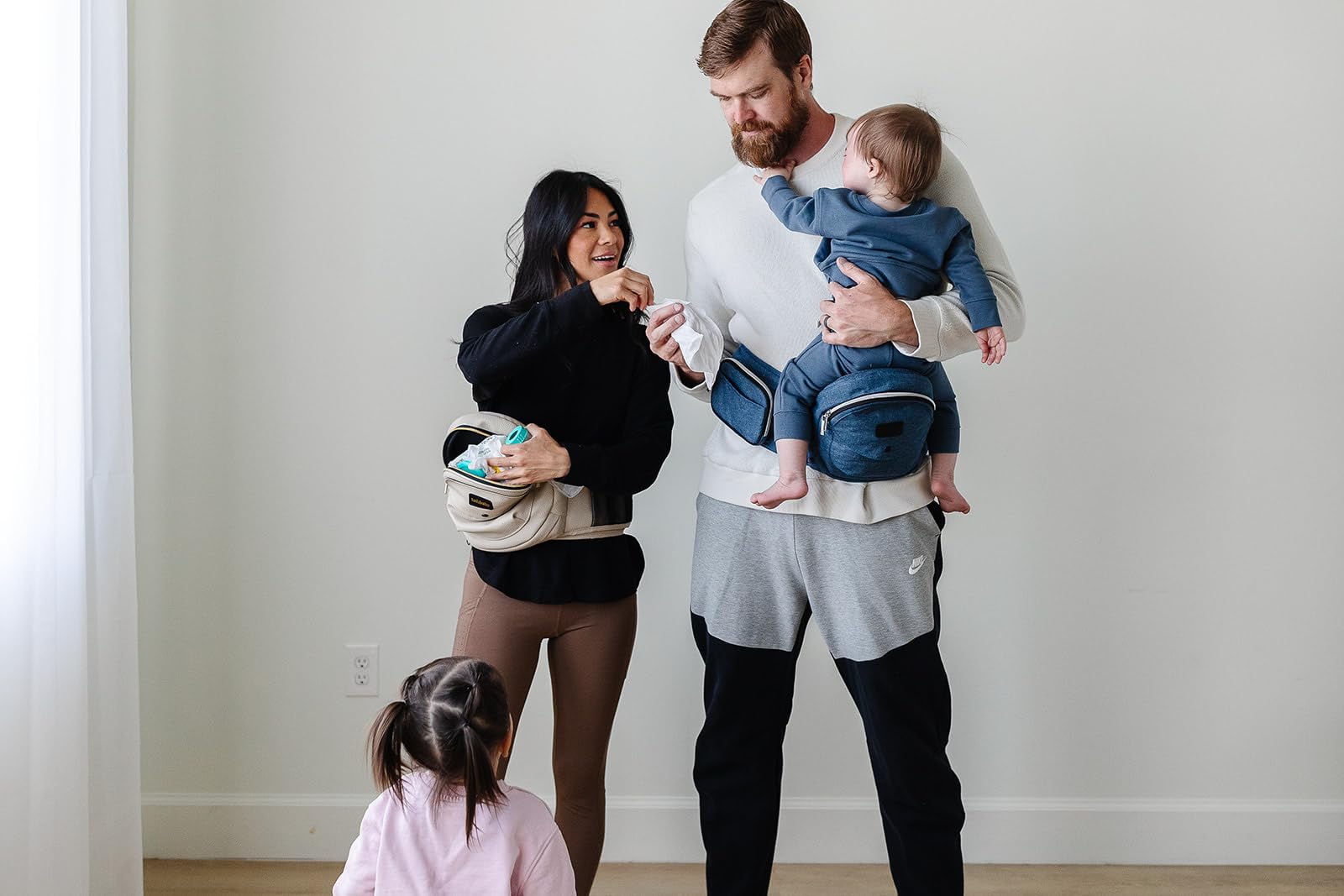 Tushbaby Baby Hüfttrage | Ergonomischer Hüftsitz Baby | Seitliche Babytrage | Creme | Praktische Tragehilfe Baby mit Stauraum | Für Babys und Kleinkinder 0–3 Jahre bis 20 kg