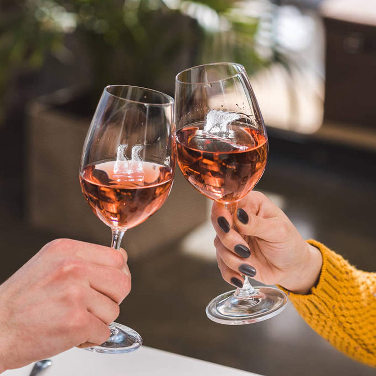 Ours Polaire Et Pingouin Dormant Sur Un Iceberg | Vecteur Premium