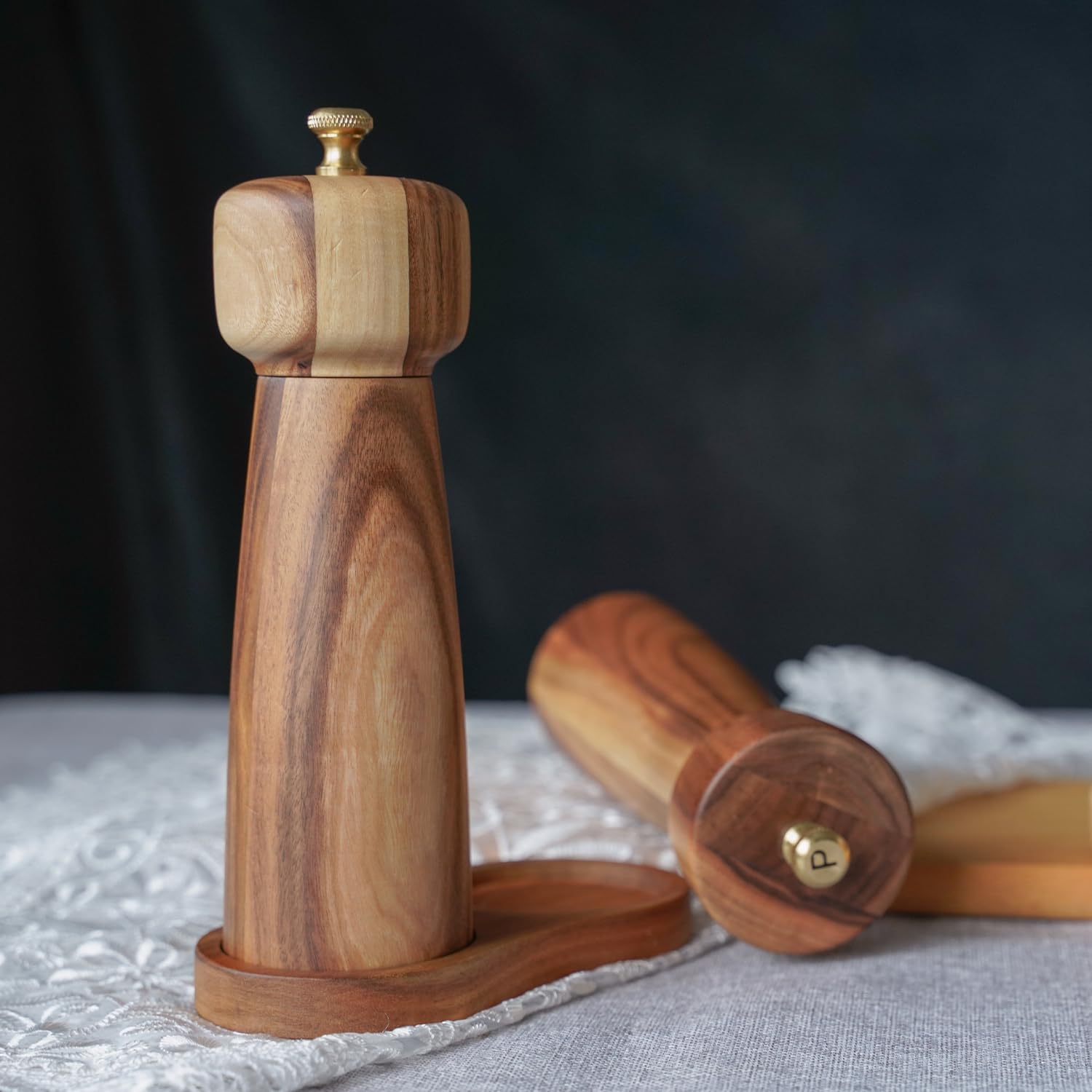 Ensemble de moulins à sel et à poivre avec dessous de moulin, broyeur réglable en céramique, moulin à sel, moulin à poivre en acier inoxydable, bois d'acacia, 20,5 cm de hauteur, fond