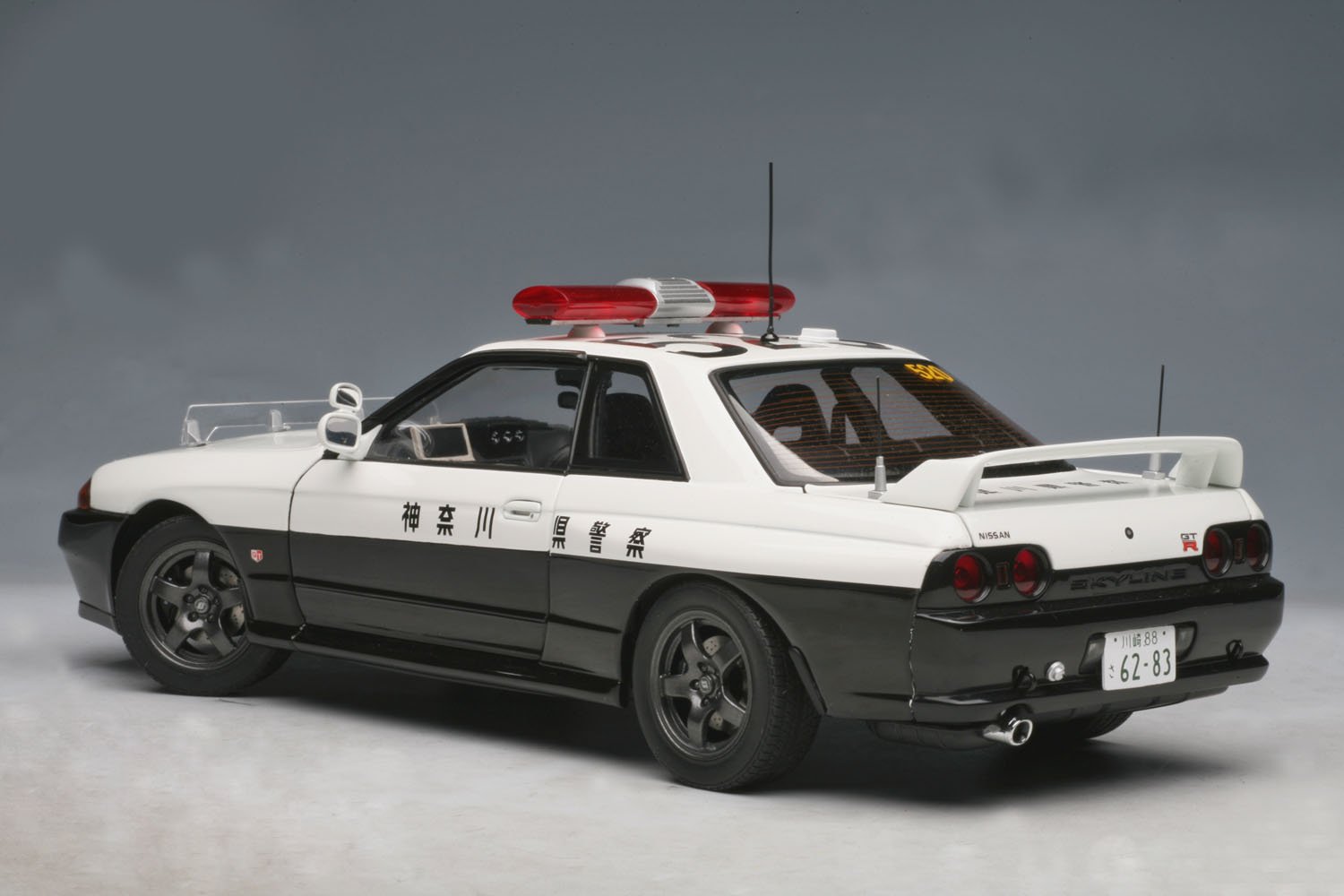 Amazon.co.jp: AUTOart 1/18 日産 スカイライン GT-R (R32) ポリスカー 