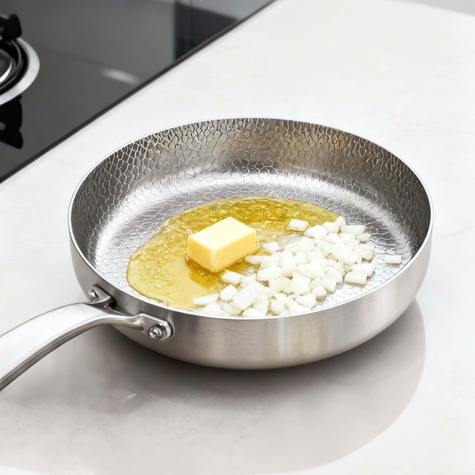 Titanium Hammered Pan Pro mit Deckel, Antihaft-Bratpfannen, Bratpfanne mit Deckel, kratzfeste Beschichtung, kompakt und leicht, für Induktionskochfeld, Camping, Kochen (24 cm)