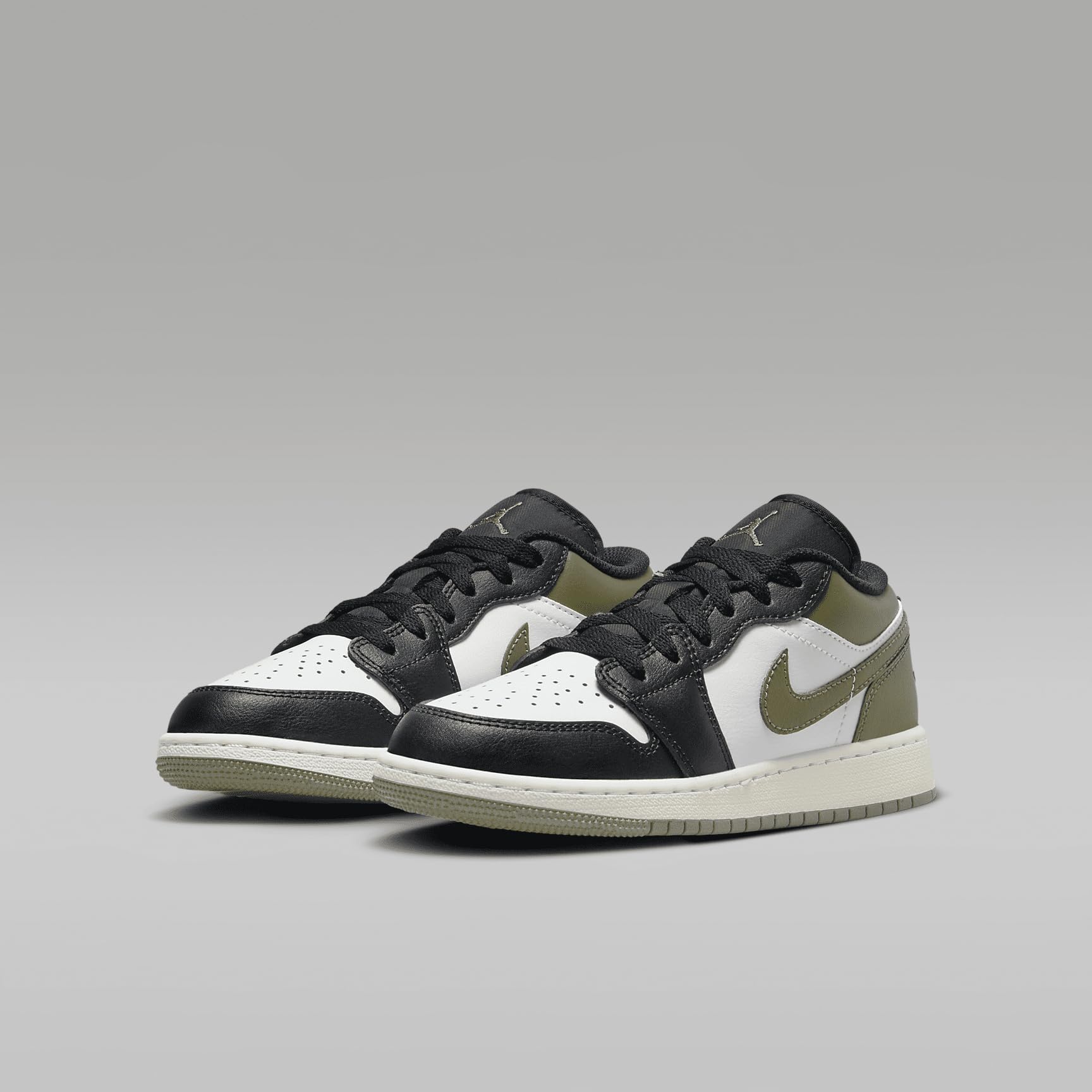 Air Jordan 1 Basso Nero Toe Medium Olive Grade School Lifestyle Scarpe (Nero/Medio Oliva/Bianco)