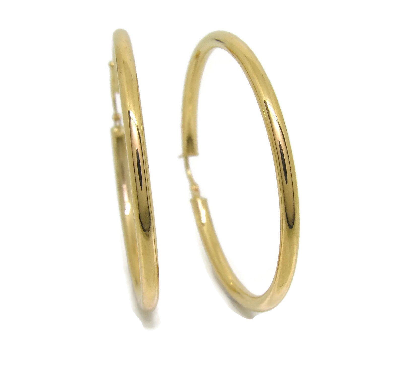 Orecchini a cerchio in oro giallo 18 carati ritorti e con trafori grandi e molto appariscenti. facile click click di 6 mm di larghezza per 4,4 cm di diametro esterno. peso; 5.45g