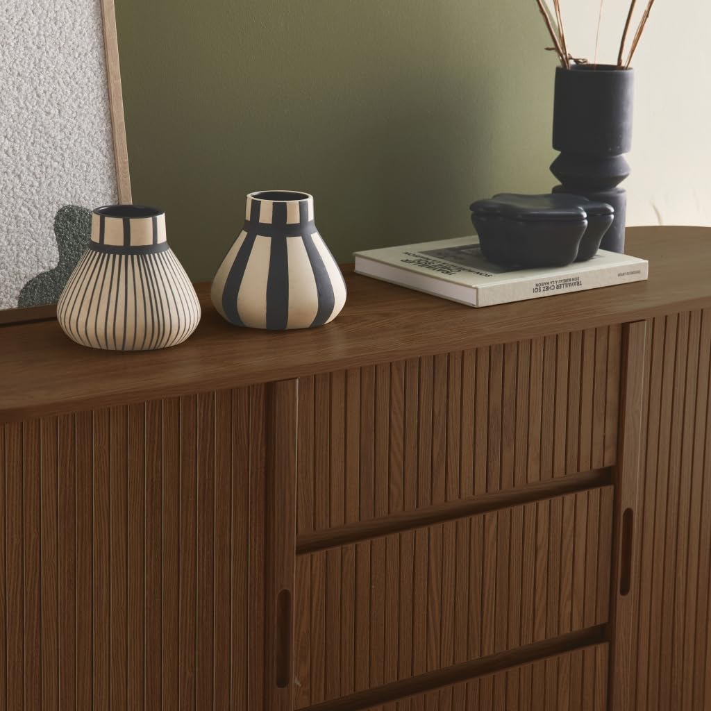 Alice's Garden sweeek - Buffet scandinave Ovale 2 Portes coulissantes. 4 Compartiments. 3 tiroirs. décor Bois rainuré. Teinte Noyer. L 150 x P 40 x H 79cm