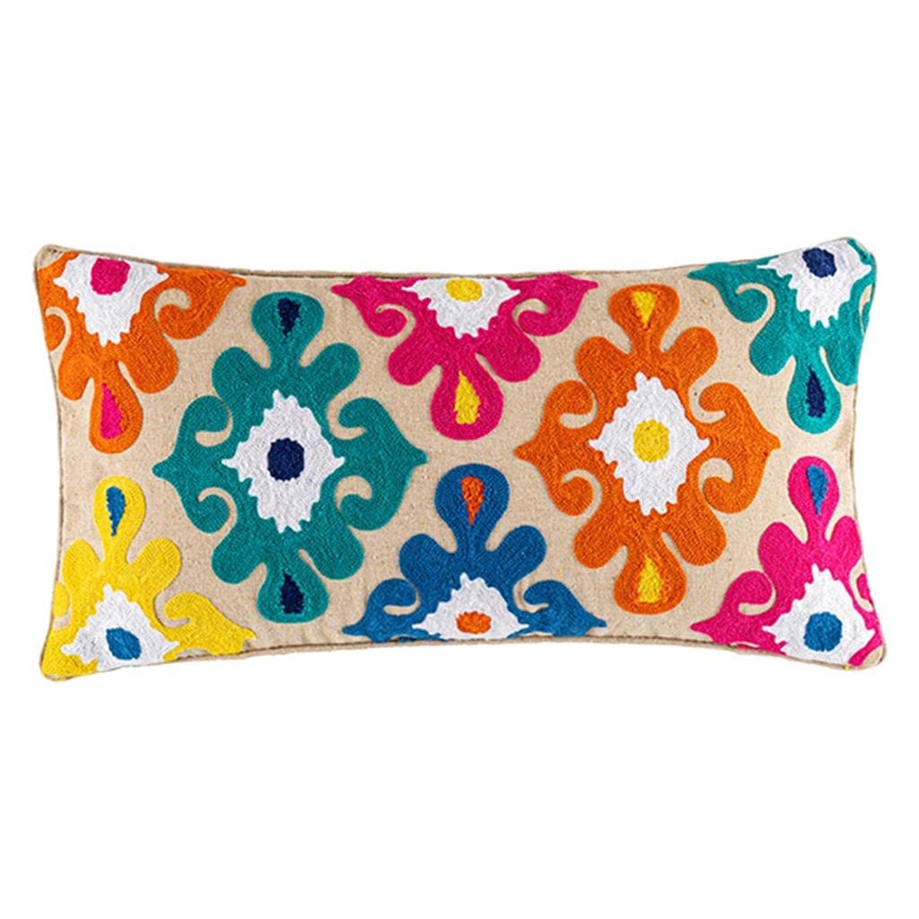 Housse de coussin boho avec pompon au design texturé fait pour habiller un canapé