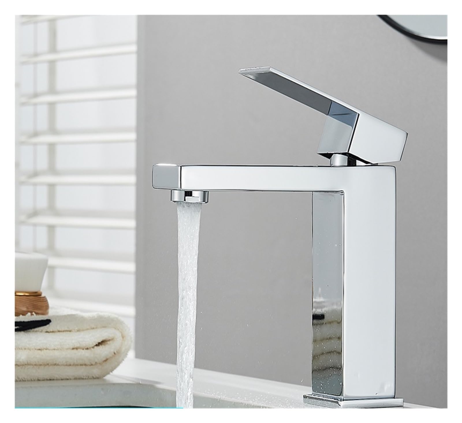 Lavabo carré gris en acier inoxydable avec robinet chrome pour eau chaude et froide
