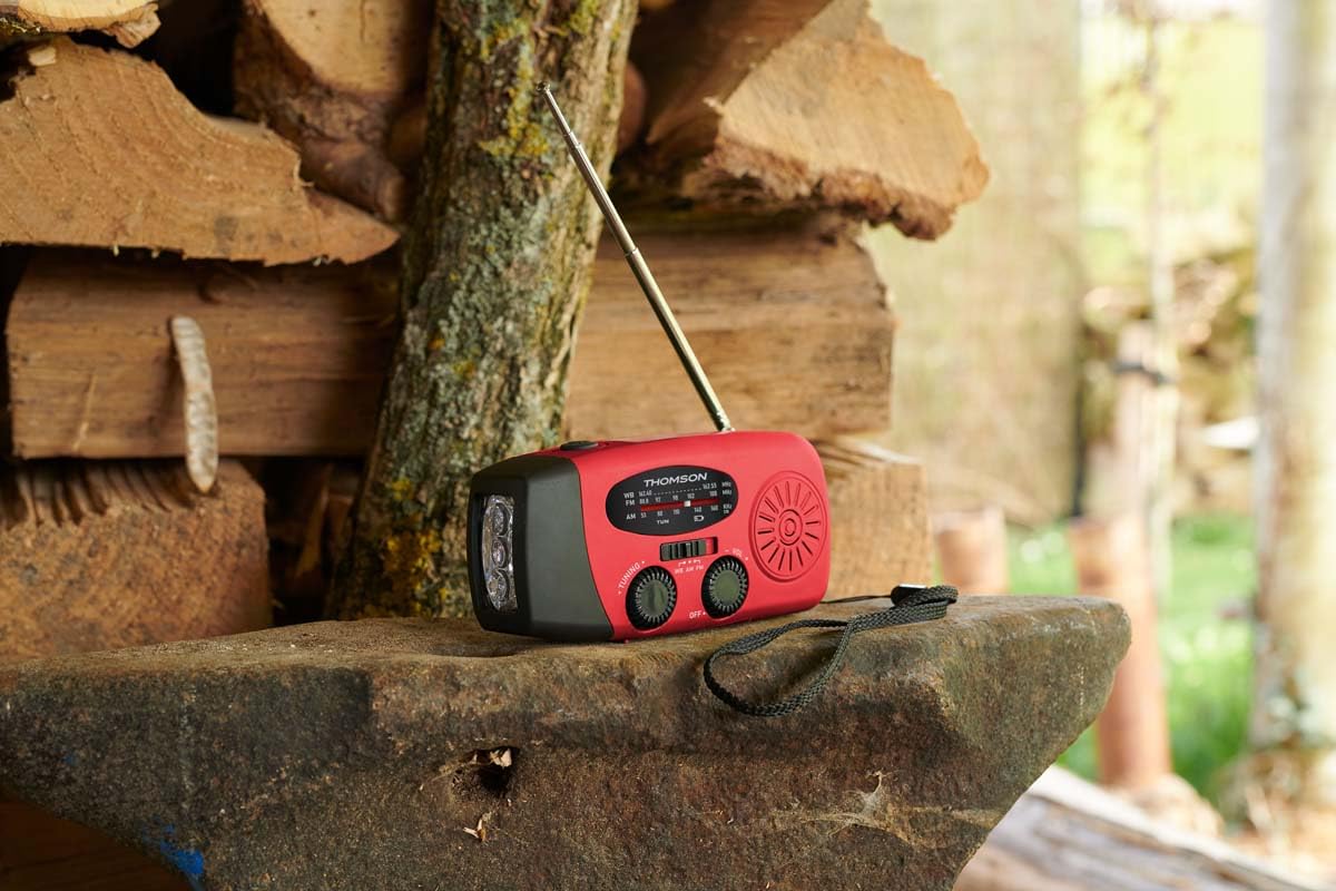 Radio FM Solaire Portable RT260,eclairage LED, Bouton SOS Alarme,Dynamo pour Recharge Manuelle, Recharge USB Batterie 2000 mAh, Charge d'appoint Smartphone (Rouge)