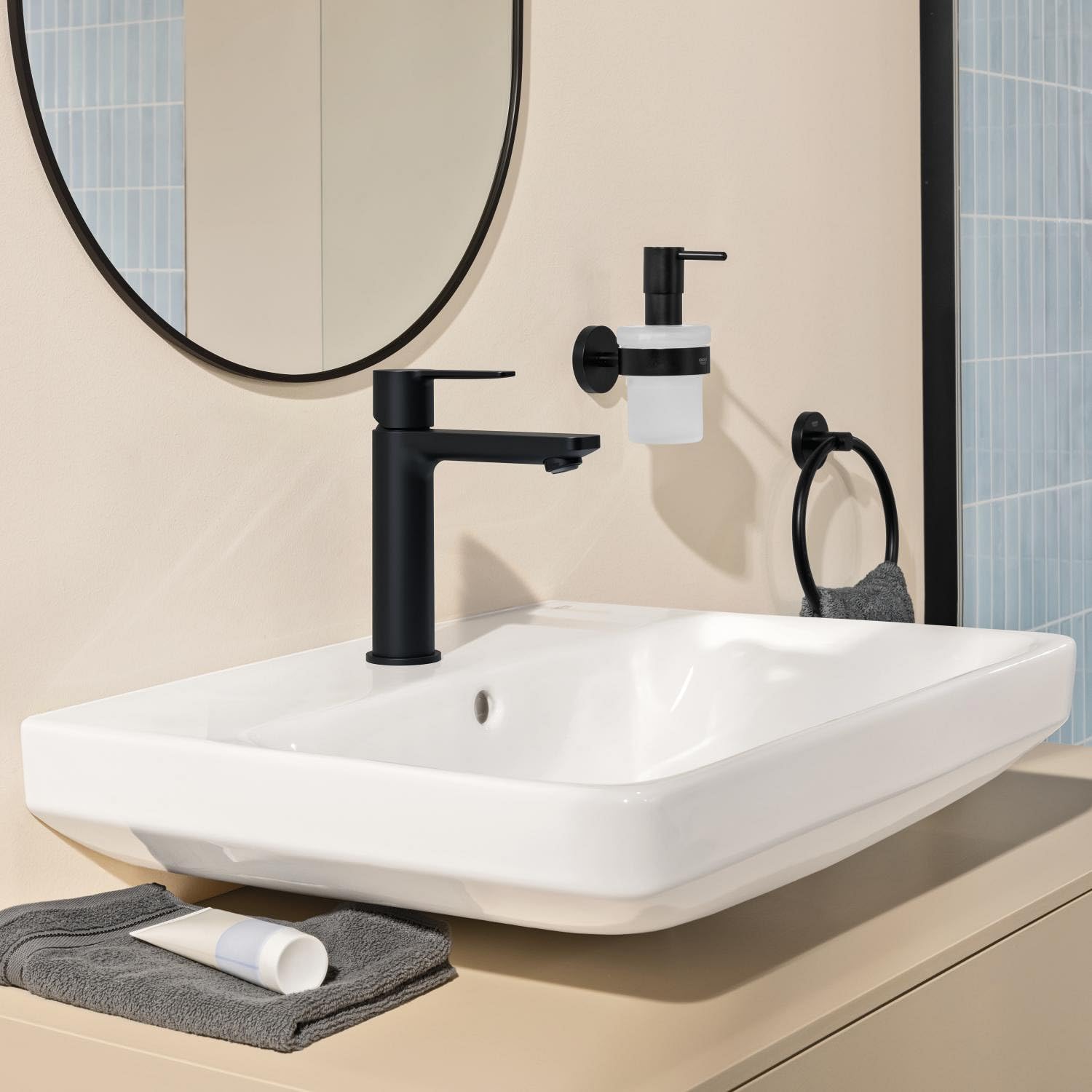 GROHE Lineare – Grifo Monomando de Lavabo de Cuerpo Liso con Vaciado Push-Open (Caño Alto, Cartucho Cerámico 28 mm, Ahorro de Agua, Flexibles 3/8"), Tamaño 18 cm, Negro Mate, 231062431