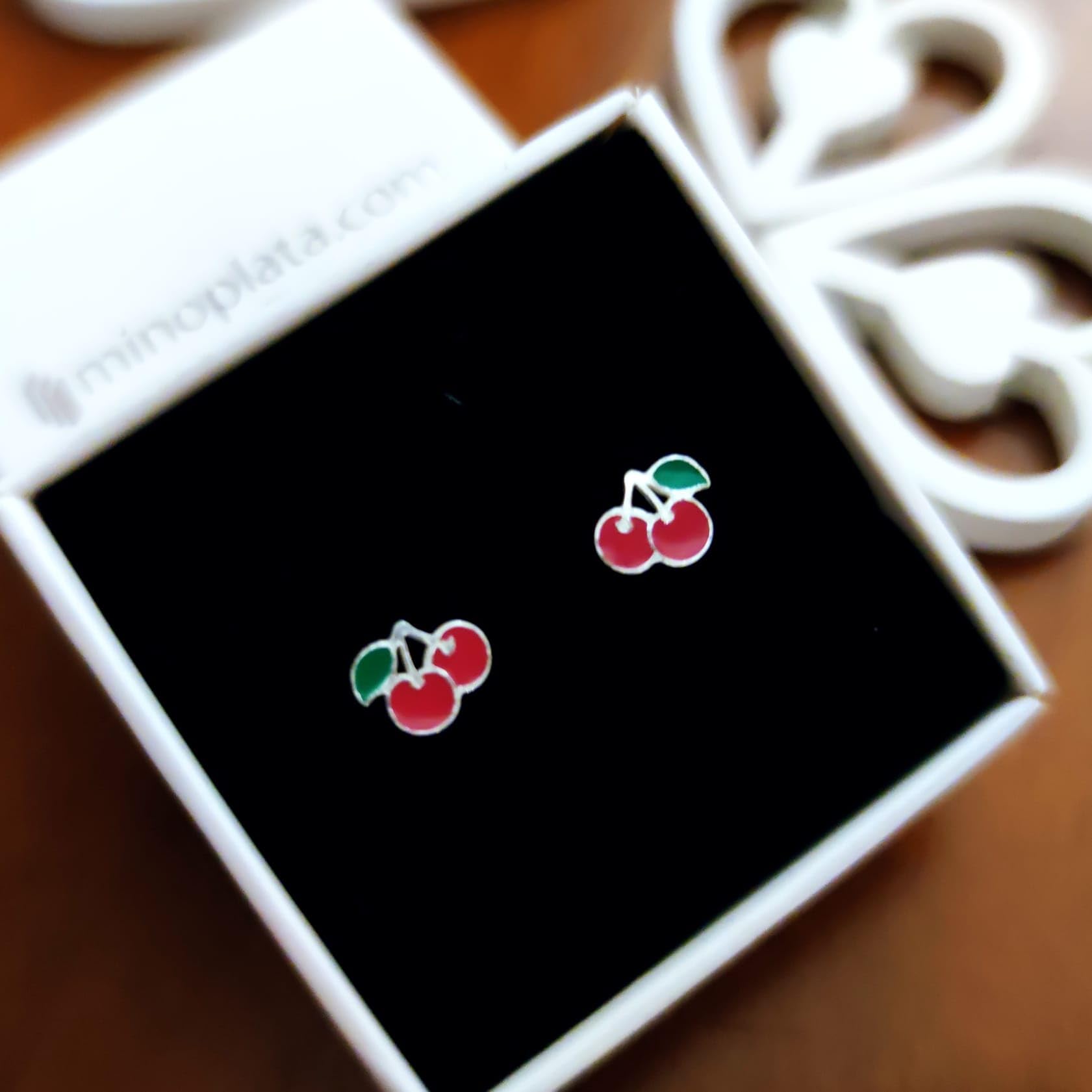 Boucles d'oreilles pour enfants en forme de cerises en argent avec boucle de sécurité à vis