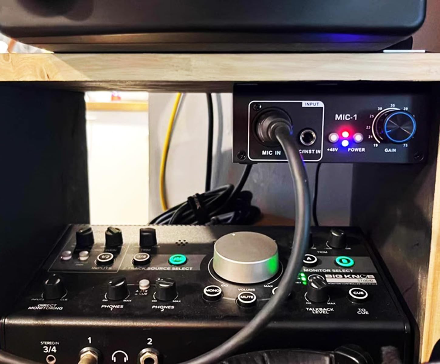 Microphone Preamp, Dynamic and Condenser Mic Pre amp Booster with 48V Phantom Power Supply for Microphone, XLR Out, XLR TRS In, Max 75db Gain