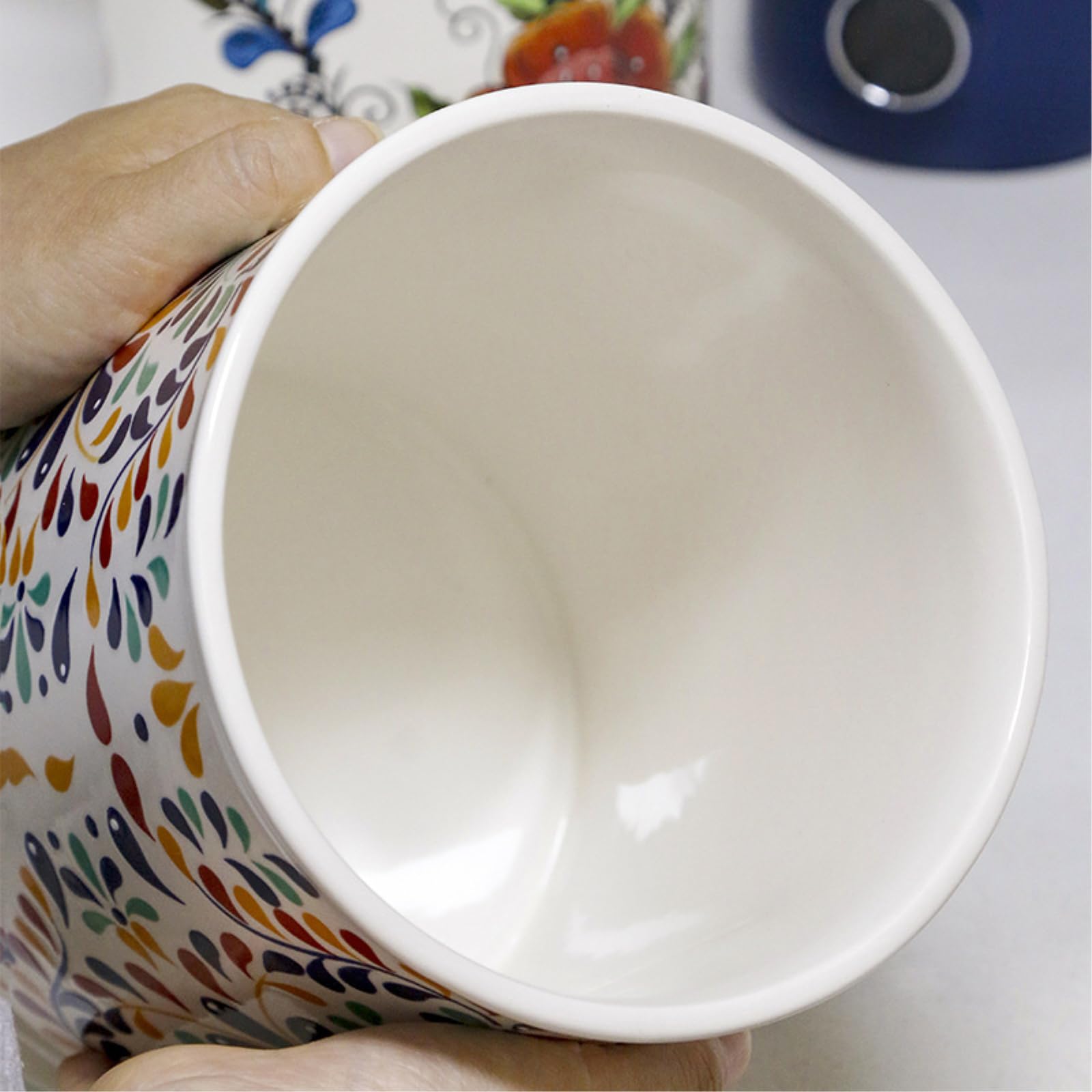 Recipiente de almacenamiento de cerámica pintada