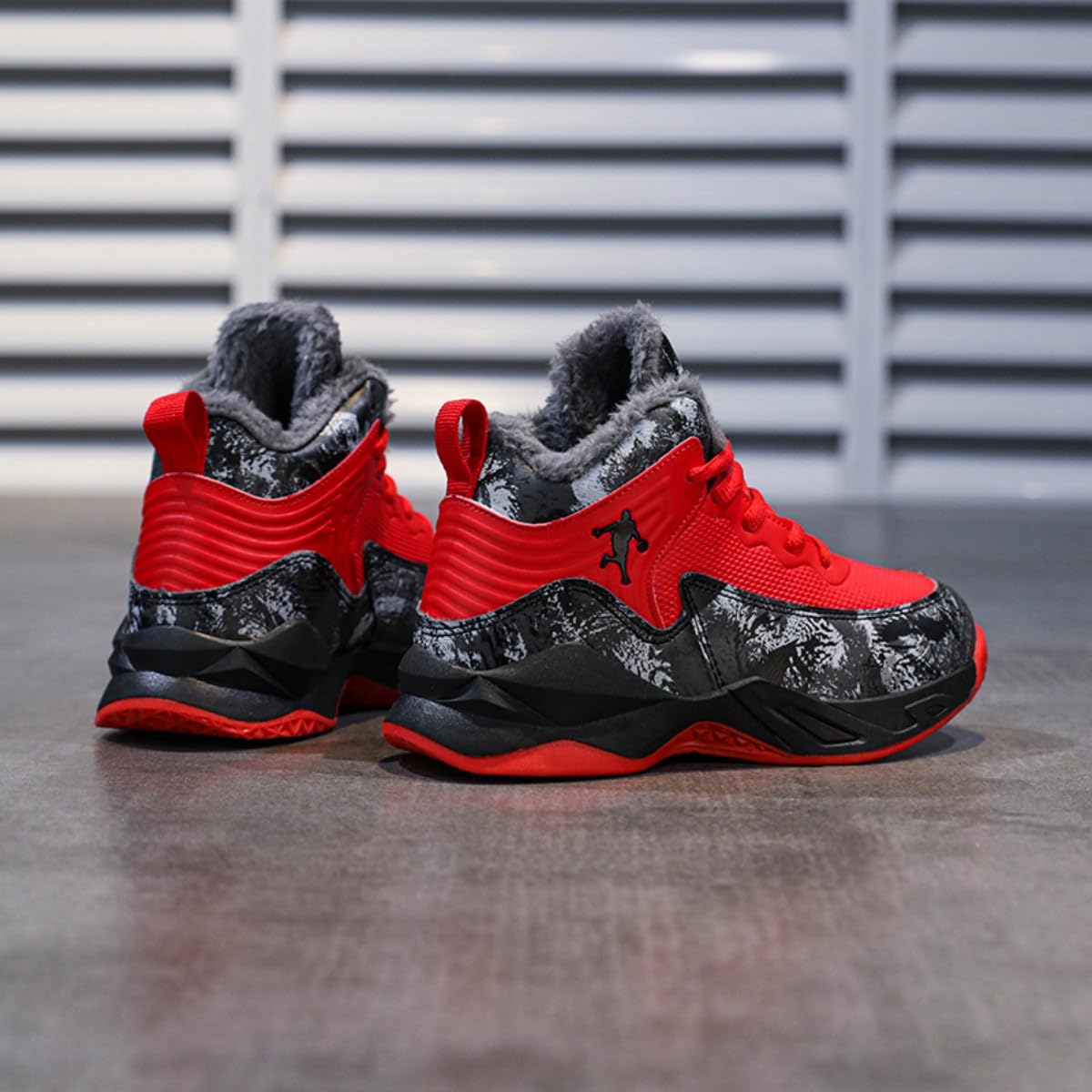 Chaussures de Basketball Enfant Hiver Chaud Fourré Peluche Hautes Semelle Antidérapante PU Baskets Garçons Filles