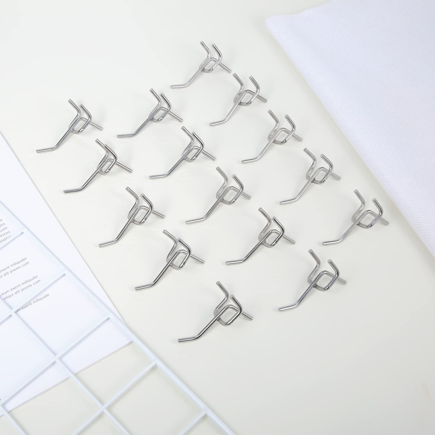 SAVITA 50 pezzi Ganci per Pannelli Forati, Spaziatura Tra i Fori 25 mm 32 mm di Spessore 50 mm di Lunghezza Pegboard Hooks per Espositori da Parete con Pioli Attrezzi Ripostiglio Per Garage (Argento)