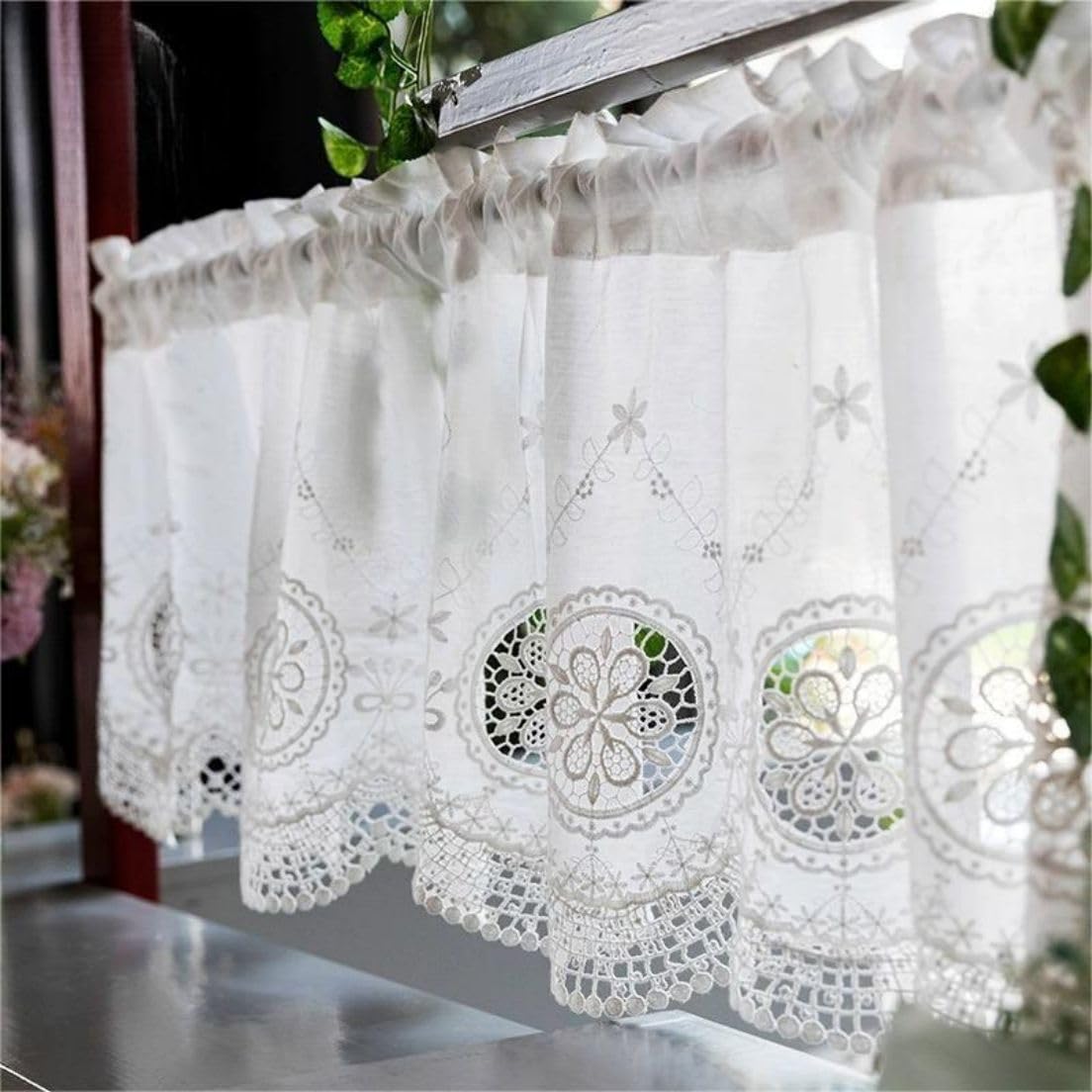 Baumwolle Scheibengardine mit Spitzenstickerei Weiß HxB 70x200cm | Kurstore mit Stickerei Blumen Landhausstil Halbtransparente Bistrogardine mit Tunnelzug für Küche, Fenster & Café 1 Stück