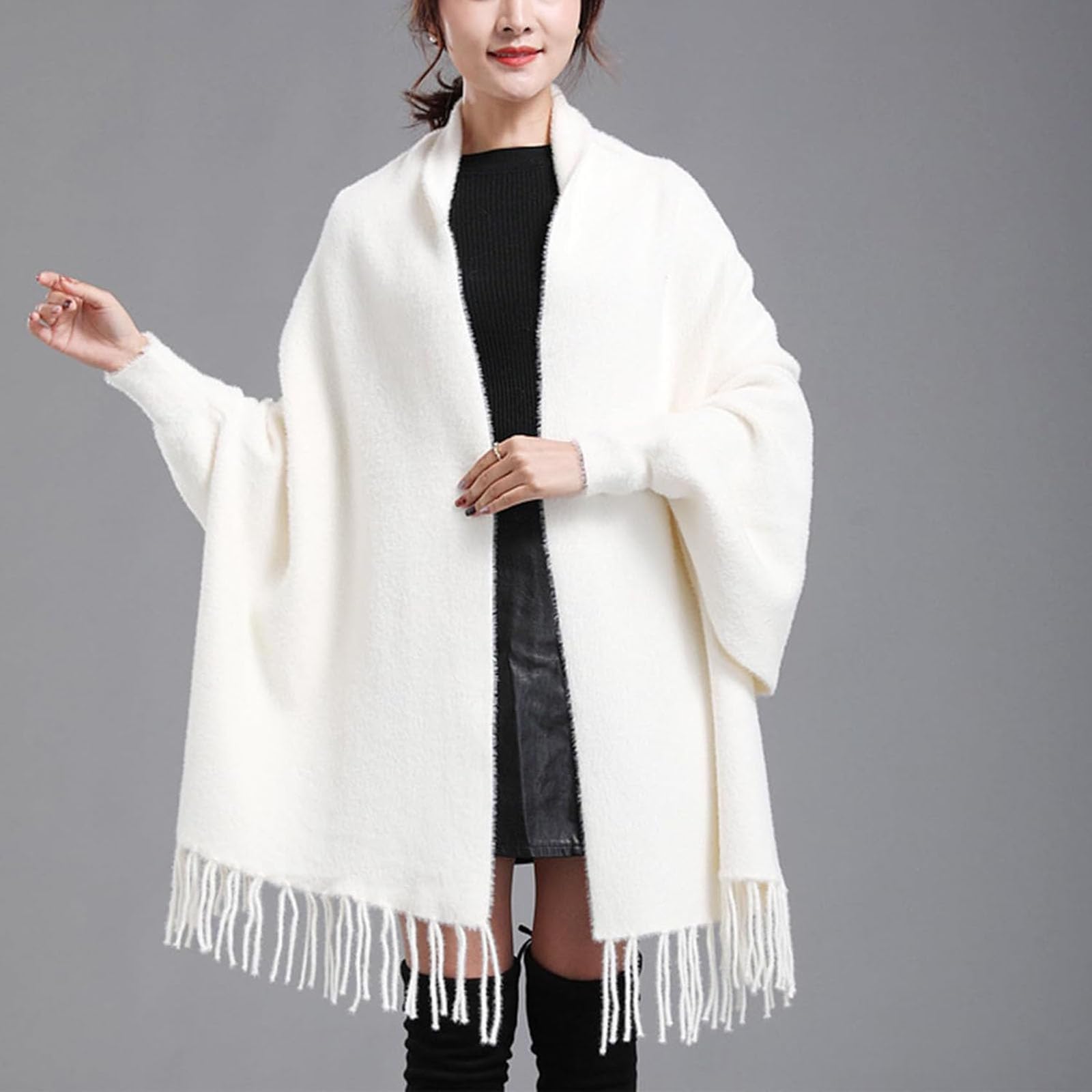 Générique Poncho Cape en Maille Douce pour Femme, Cardigan à Manches Longues Ouvert sur Le Devant avec châle à Pompons pour l'automne-Hiver