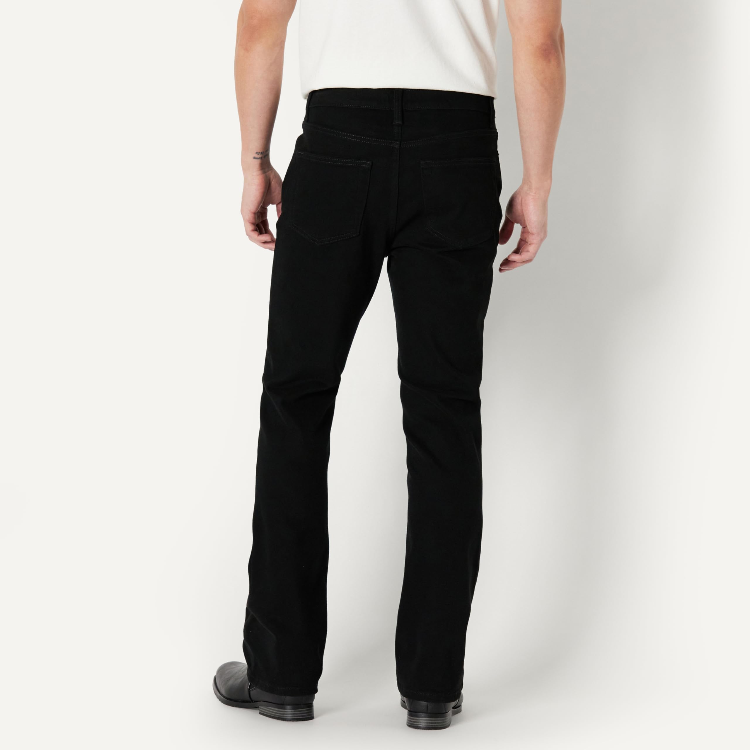 Amazon Essentials Jean Bootcut à Faible Élasticité, Coupe Ajustée Homme