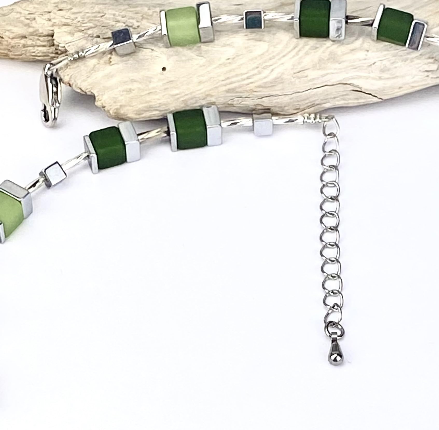 Handgemachte Hals Kette mit Polaris Würfel und Hämatit Edelstein sowie einem Edelstahlverschluss mit Verlängerung