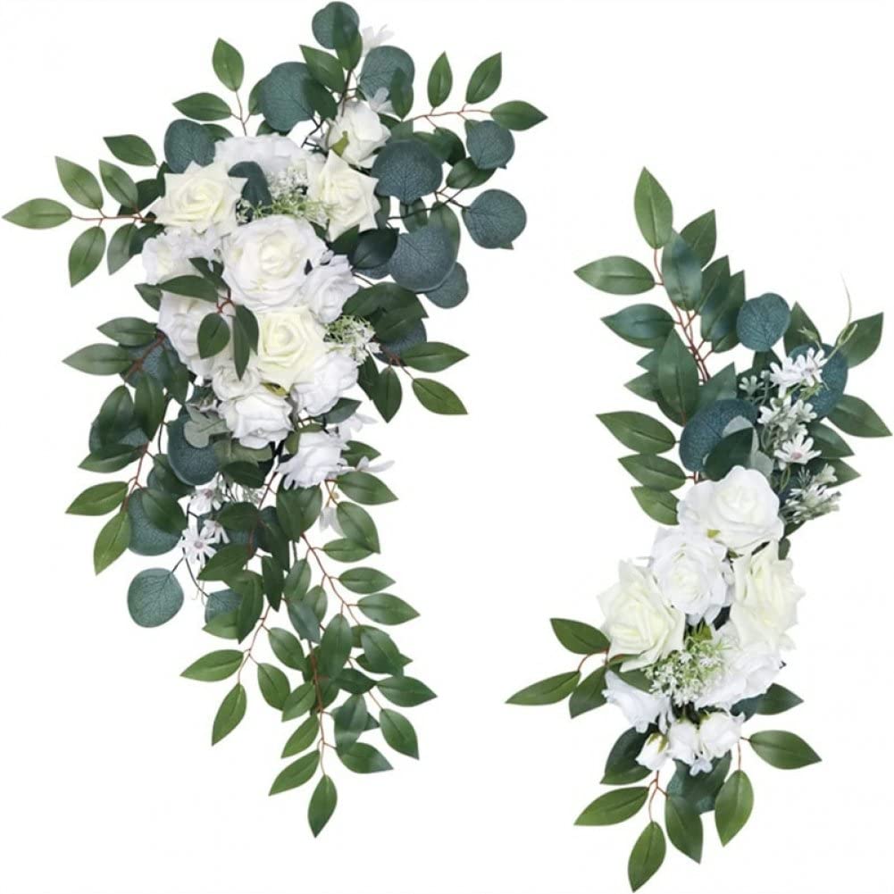 Fleurs d'arche de mariage blanc pour une cérémonie laïque romantique en plein air