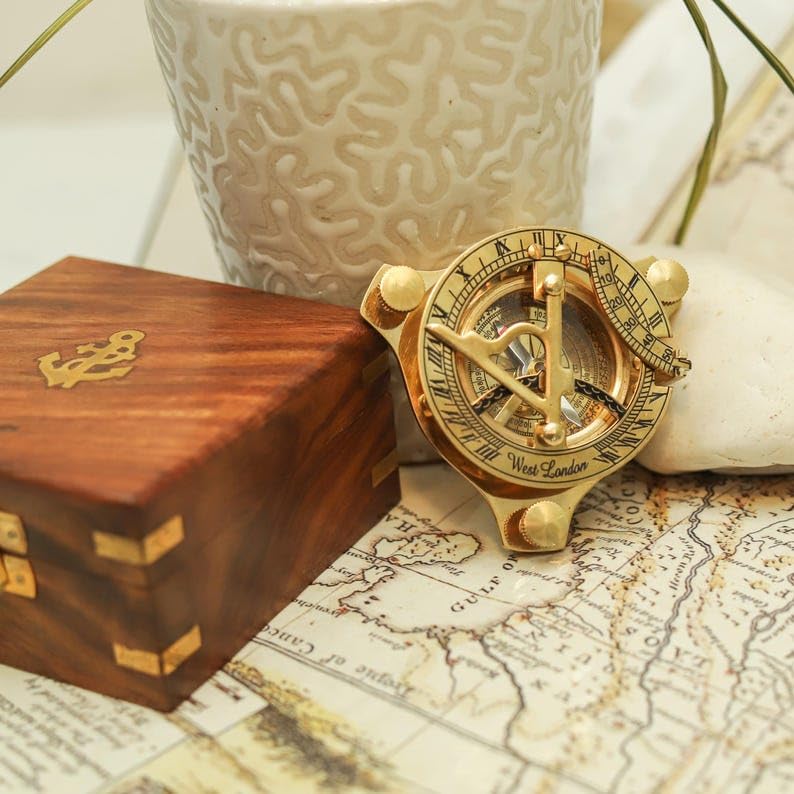 Brújula de Sol de Latón con Caja de Madera | Brújula Náutica Antigua Estilo Vintage Grabada de 3 Pulgadas miniatura 3
