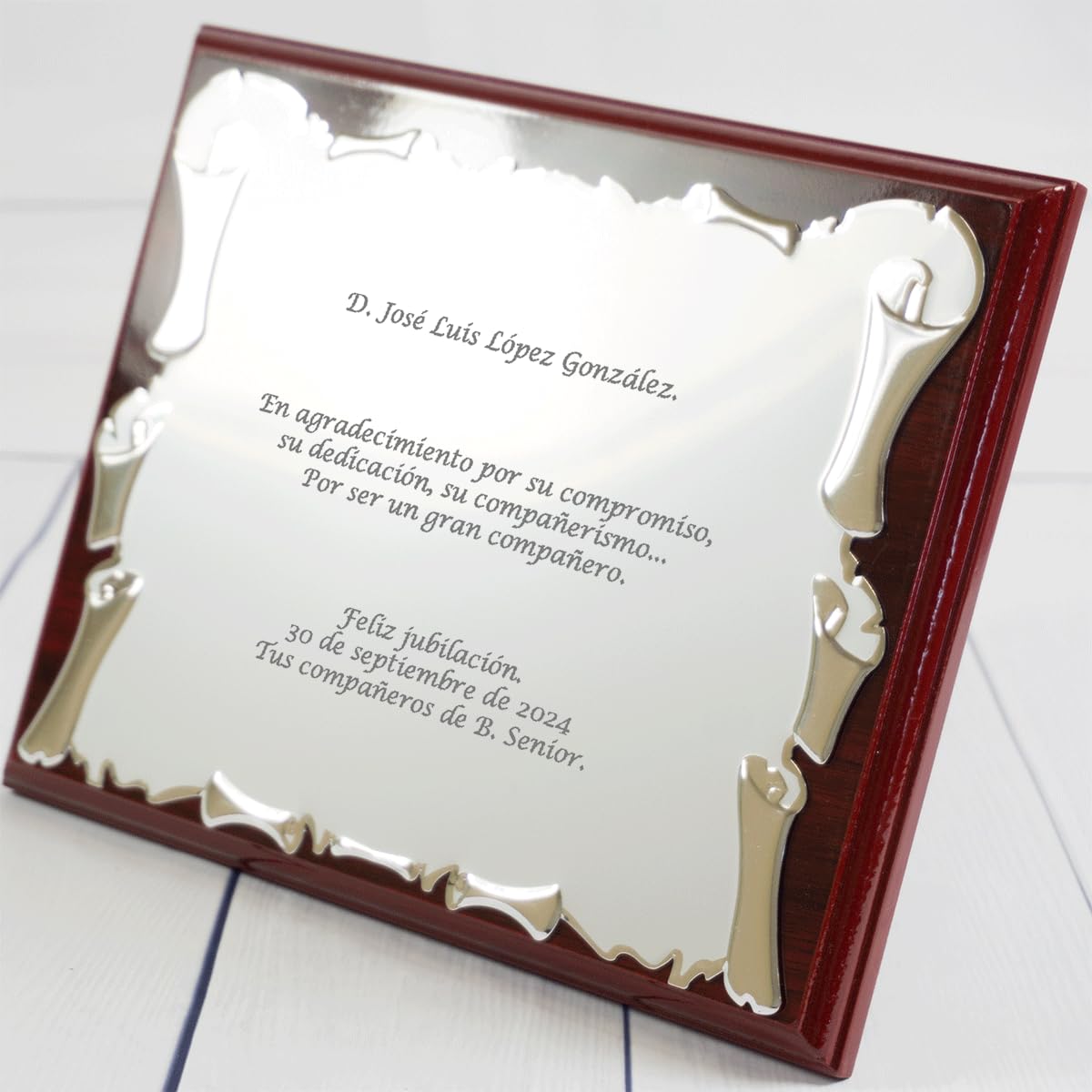 CALLE DEL REGALO - Placa de Homenaje Personalizada con Texto Grabado | Regalo de Jubilación, Reconocimiento y Agradecimiento | Placa de Metal Plateado con Base de Madera y Estuche de Regalo | 25x20 cm