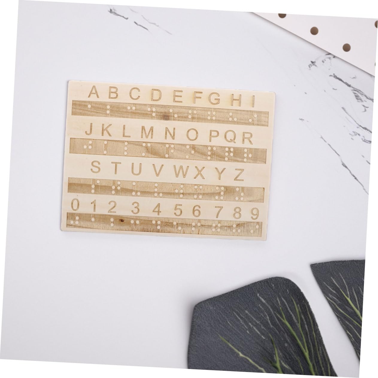 Kisangel Tablero de Alfabeto Braille de Madera, Ayuda Didáctica Táctil para Niños, 3 Piezas, Ligero y Fácil de Llevar, Aprendizaje Color Aleatorio