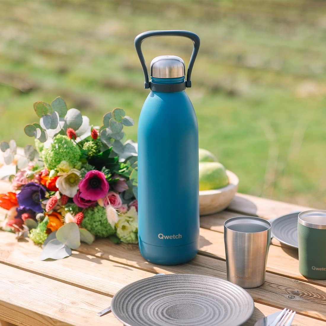 Qwetch - Botella Térmica Grande Inox 1,5L Azul Pato Titan - 48h Frío y 16h Caliente - Hermética & Sin BPA - Cantimplora de Acero Inoxidable con Asa - Termo para Camping, Picnic, Familia