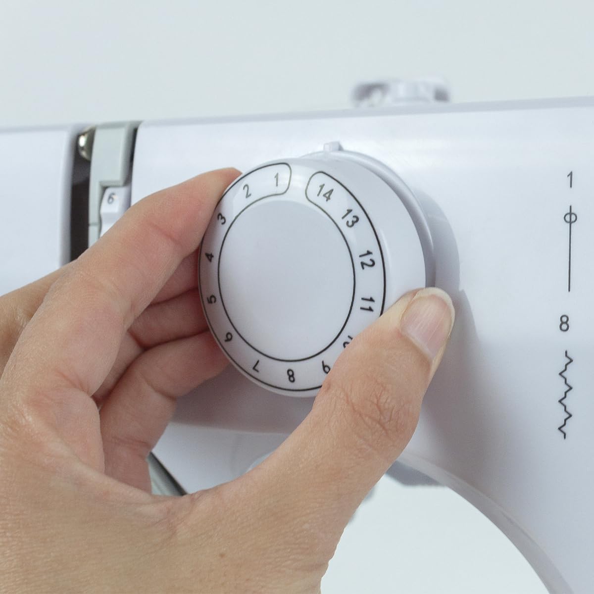 PRIXTON Machine à Coudre P115 avec 14 Points de Couture, 2 Vitesses, Tiroir à accessoires, Lampe et Pédale incluses