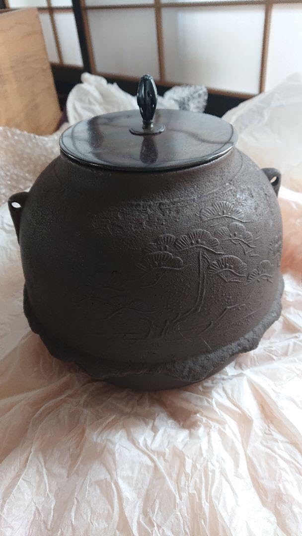 松梅紋　真形釜　釜師　畠春斎　氏作　共箱入 松梅紋真形釜釜師畠春斎氏作共箱入