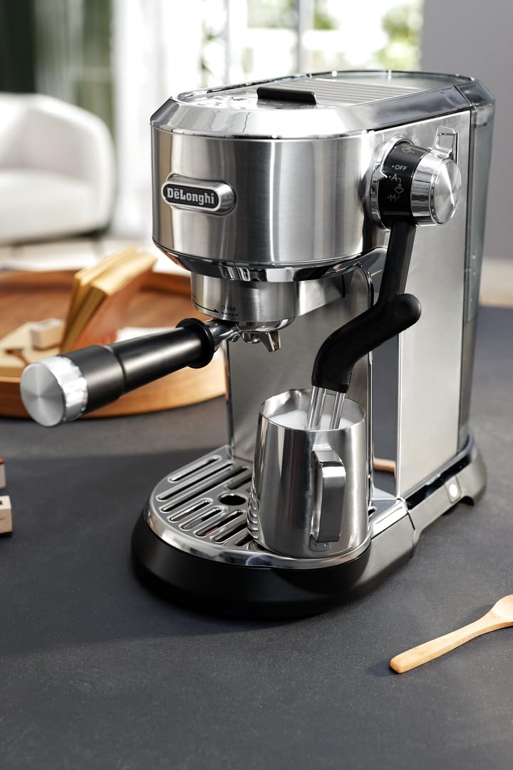De'Longhi Dedica Maestro Plus EC950.M Macchina Caffè Espresso Manuale, Caffè Polvere o Cialde E.S.E, Montalatte Automatico Tecnologia Auto LatteArt, Serbatoio 1,6L, Spegnimento Automatico, Silver