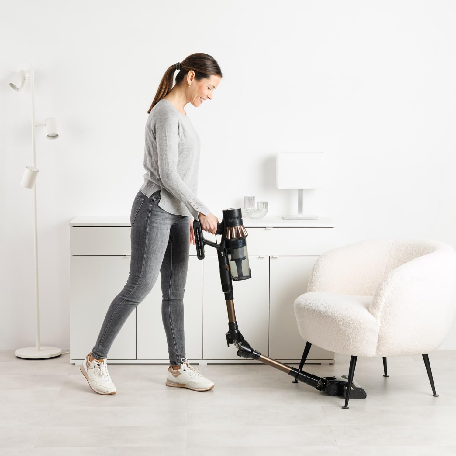 Taurus - Aspirador Escoba Potente Sin Cable 615W con 220AW Potencia de Succión, 90 Min Autonomía, Cepillo Antienredos Tubo Flexible, Luz LED, Depósito 700ml y Mini Turbo Brush para Mascotas y Coche