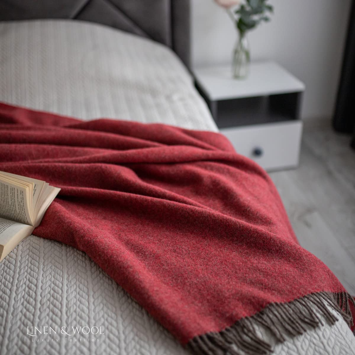 Linen & Cotton Weiche Warme Decke Wolldecke Wohndecke Kuscheldecke Columbus - 100% Reine Neuseeland Wolle, Rot Braun (140 x 200 cm) Sofadecke Couchdecke Überwurf Blanket Plaid Winter Sofa Schurwolle