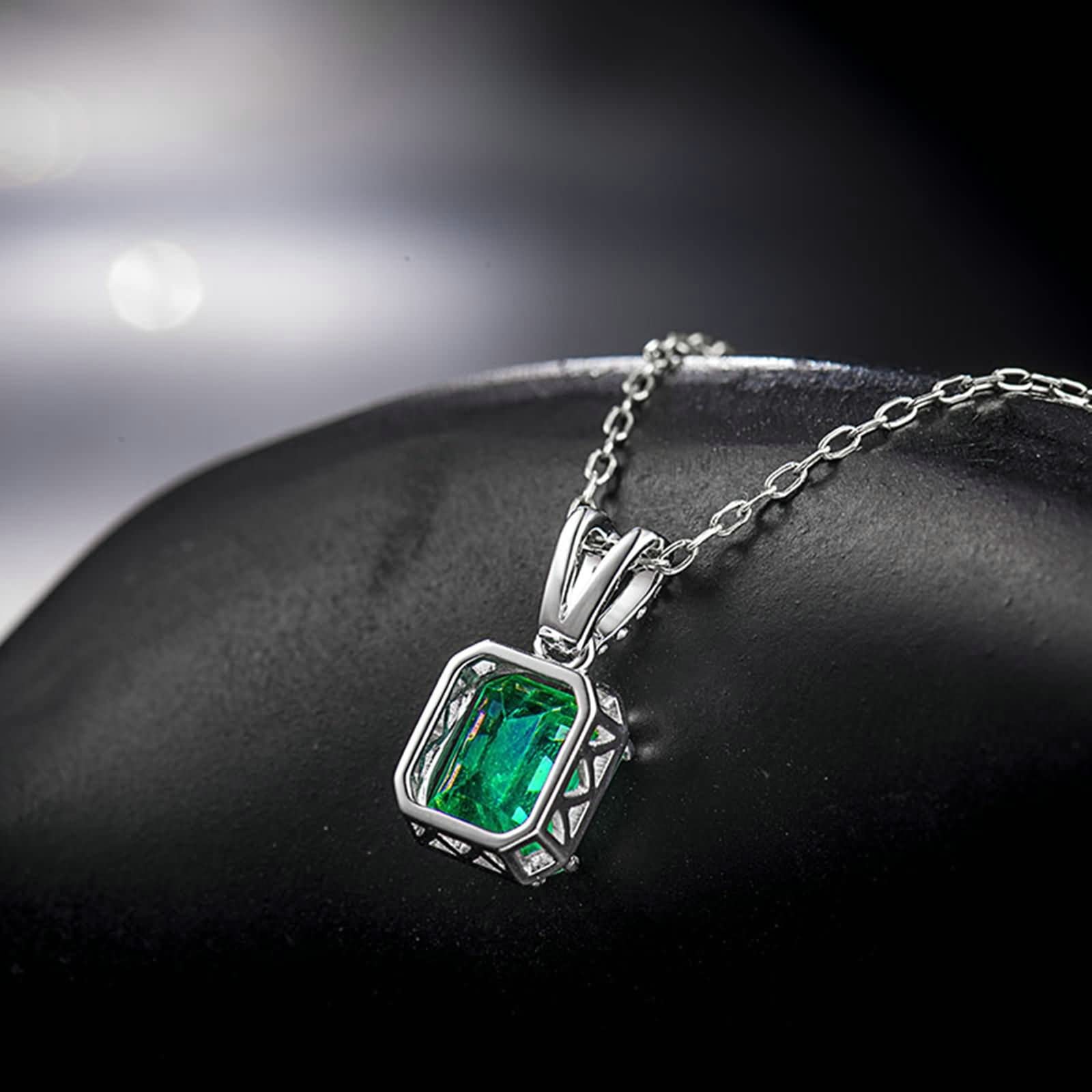 Damski naszyjnik białe złoto 750, wisiorek kwadrat z diamentem i szmaragdem 1,6 ct w 18-karatowym złocie