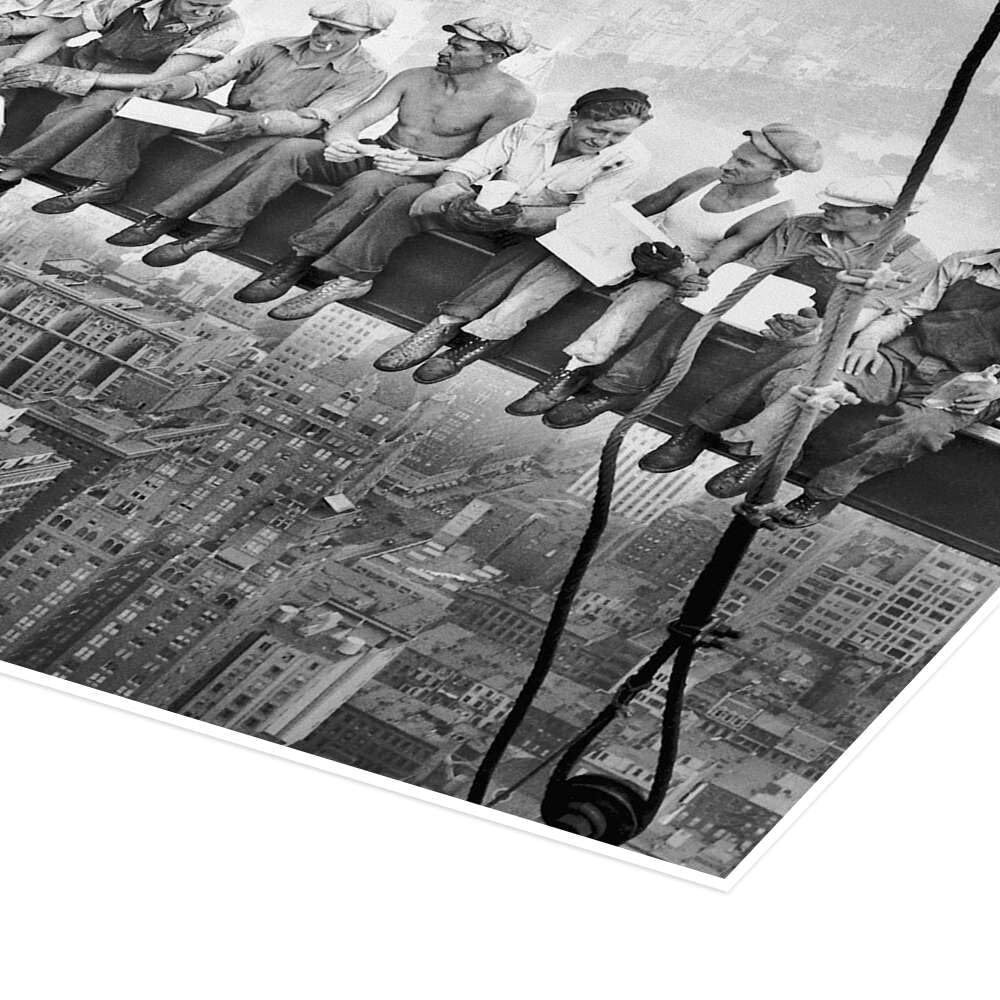 Posterlounge Obreros almorzando en un rascacielos Póster | 130 x 100 cm Blanco y negro Cuadros Decoración para la pared