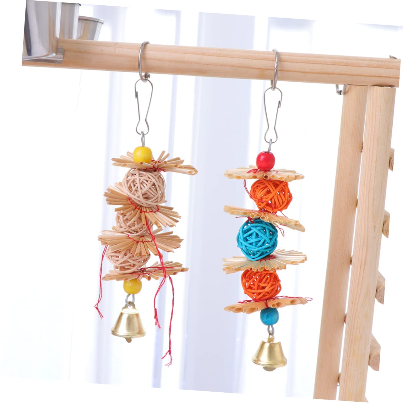 DOITOOL Jouets À Mâcher pour Perroquets Lot De 2 Clochettes Suspendues en Rotin Tissée pour Petits Oiseaux Couleur Aléatoire