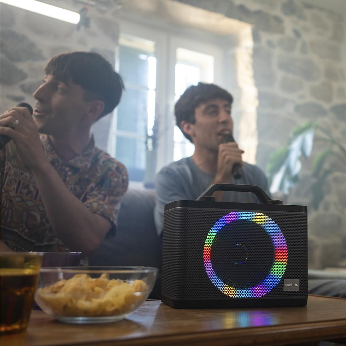 PRIXTON Karaoke con 2 Microfoni PartyGO, Cassa portatile di grande potenza per feste con Bluetooth/USB/AUX/SD, Speaker Wireless con luce LED multicolore RGB, Autonomia 4h, Regali per adulti e bambini