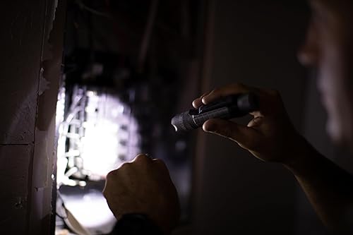 Miniatura 4 de Maglite Mag-Tac – Linterna LED de bolsillo, 2 celdas CR123, bisel coronado, negro mate Negro,Gris (Urban Grey),Verde