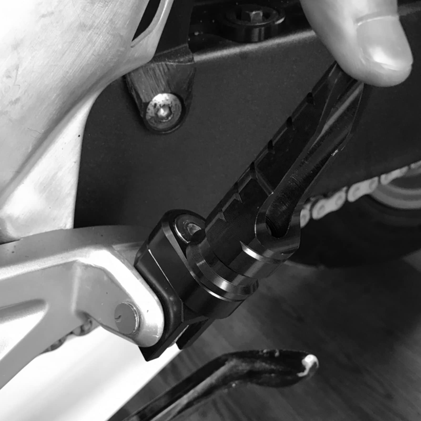 OUKENS Pedane Anteriori, Pedale Pedane Moto in Lega di Alluminio Pezzo di Ricambio per MV AGUSTA Brutale 800 RR RR SCS ROSSO(Nero)