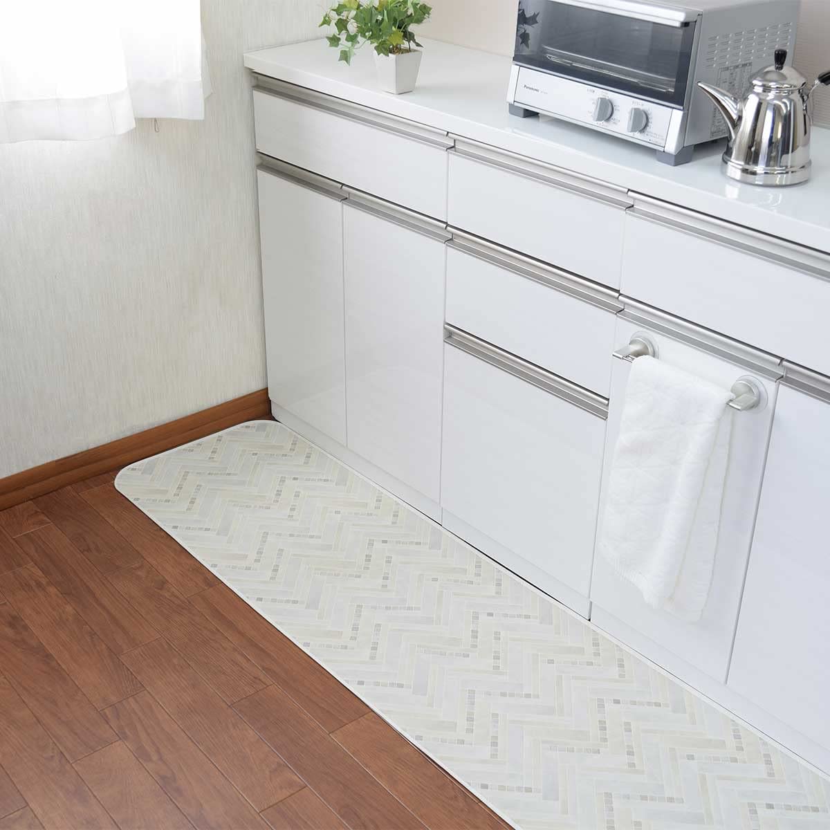 モザイクズレ Amazon | 拭ける 撥水 キッチンマット 【モザイクタイル】60cm×270cm | 滑り止め ズレない ワイド 日本製 清潔 抗菌 防カビ  抗ウイルス 防炎 耐次亜塩素酸 おしゃれ オシャレ 高級 上品 上質 夏 海外風 はっ水 | ｓａｎＬｕｎａ | キッチンマット
