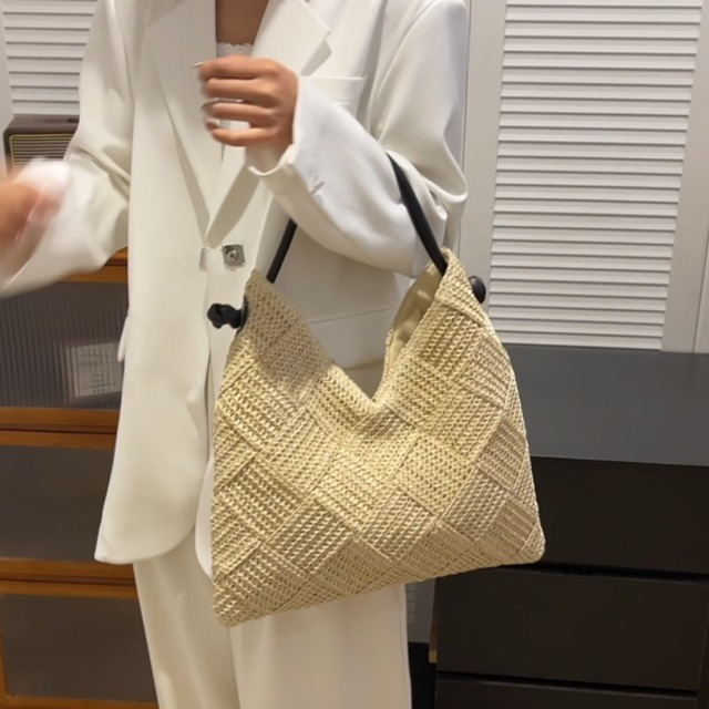 Bolso playero de mujer estilo hobo tejido en paja miniatura 7